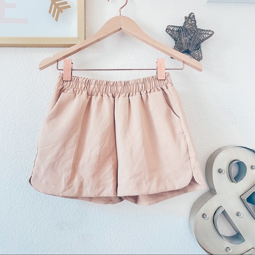 Beige dolphin hem shorts
